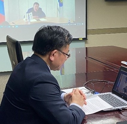 圖1：NCC陳耀祥主委(左下)與蒙古CRC主委暨執行長CHINZORIG Gonchig (中)進行視訊會議。