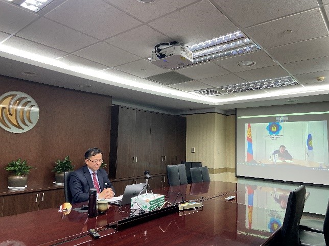 圖2：NCC陳耀祥主委(左)與蒙古CRC主委暨執行長CHINZORIG  Gonchig (右)進行視訊會議。