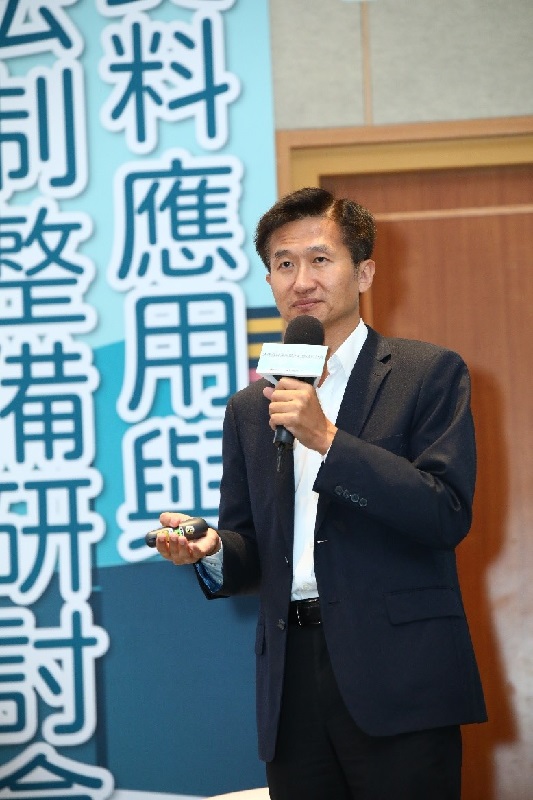 臺北大學經濟系郭文忠教授(NCC前委員)參與「2020通傳資料應用與法制整備研討會」與談會議說明。