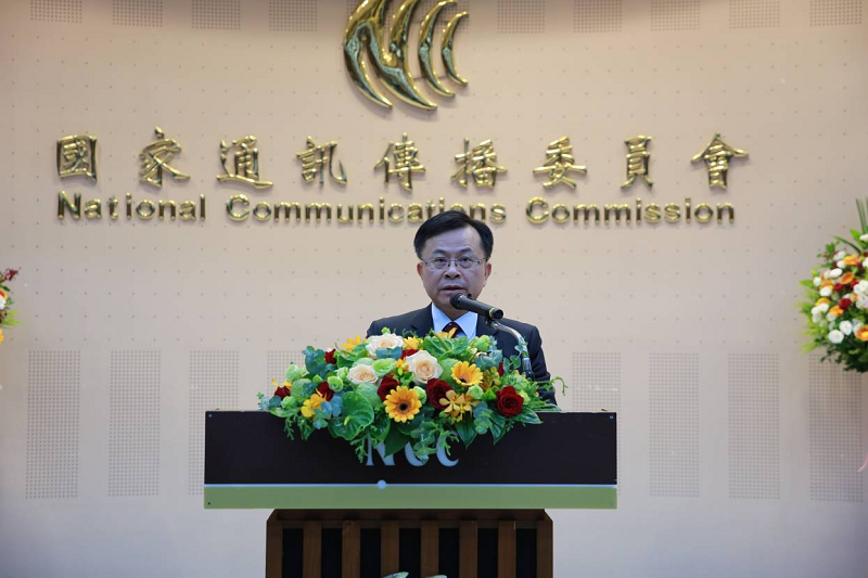 NCC Chairperson Chen Yaw-shyang speaks on behalf of the Premier of the Executive Yuan, Su Tseng-chang at the award ceremony.