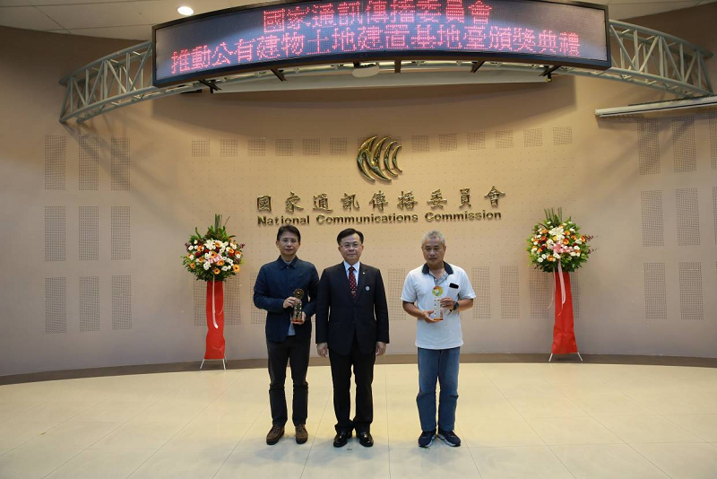 NCC Chairperson Chen Yaw-shyang with members of awarded local government agencies:  Taipei City Government Director Lu Hsin-ke (left); and Keelung City Government Group Leader Hsiao Jen-tsung (right). 