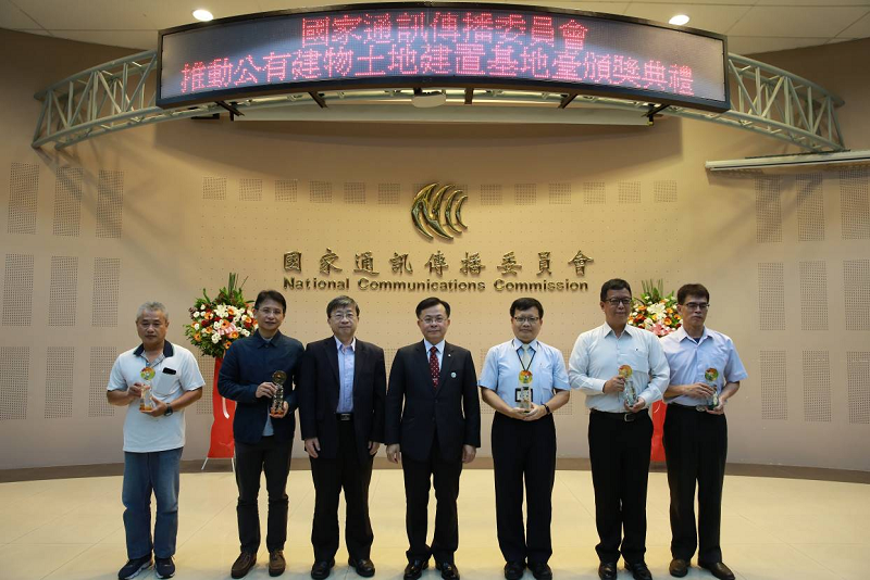 NCC Chairperson Chen Yaw-shyang and Board of Science and Technology (BOST) Deputy Director Lin Chien-chiu (third left) with members of awarded local government agencies.