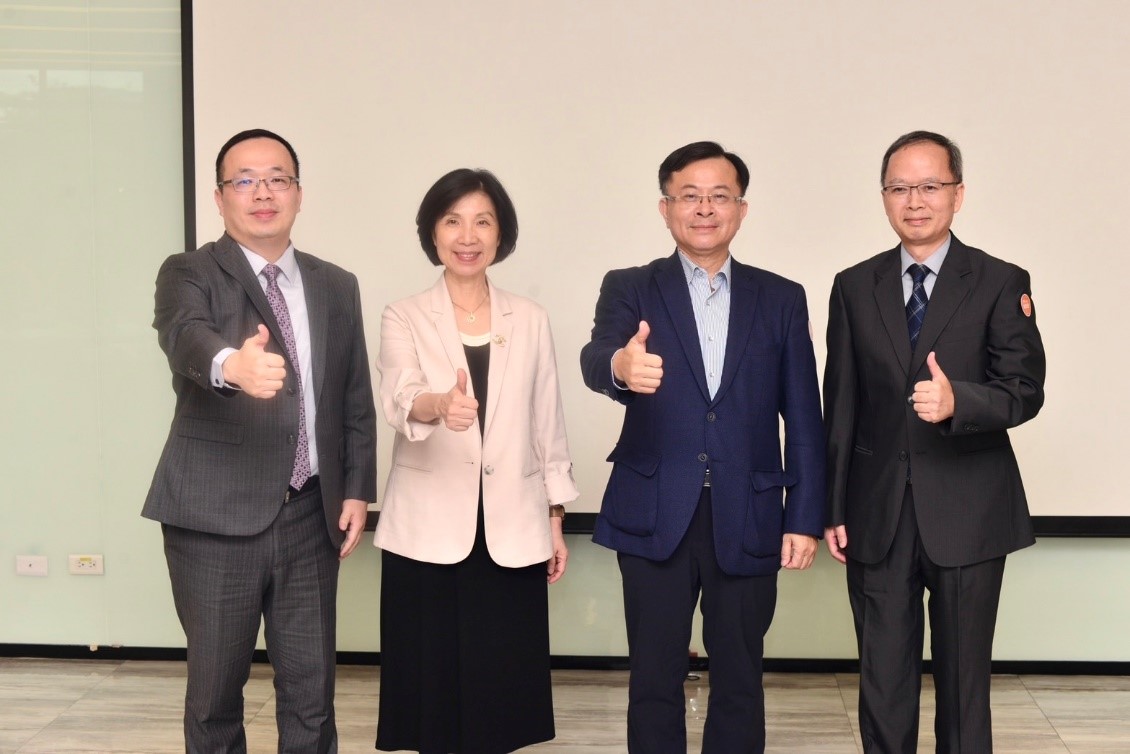 Photo 1: NCC Chairperson Yaw-Shyang Chen (second from the right) together with FET President Chee Ching (second from the left), Data Systems Consulting Co., Ltd. Chief Operating Officer Tai-He Pan (first from the left), and Shih-Zong Ji, Director of the Taichung Branch, Export Processing Zone Administration (first from the right).