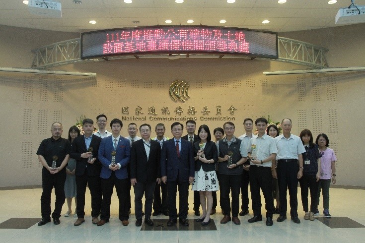 NCC陳主任委員耀祥、國科會科技辦公室蕭主任景燈與本次獲獎機關代表及貴賓合影