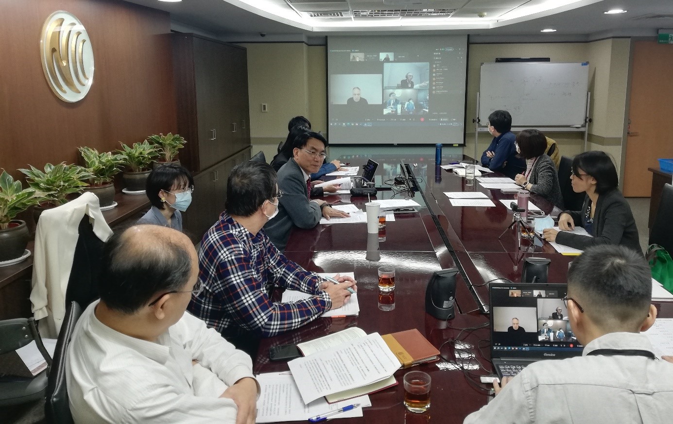 圖2：NCC綜合規劃處溫俊瑜處長（左中）偕本會相關同仁出席視訊會議。