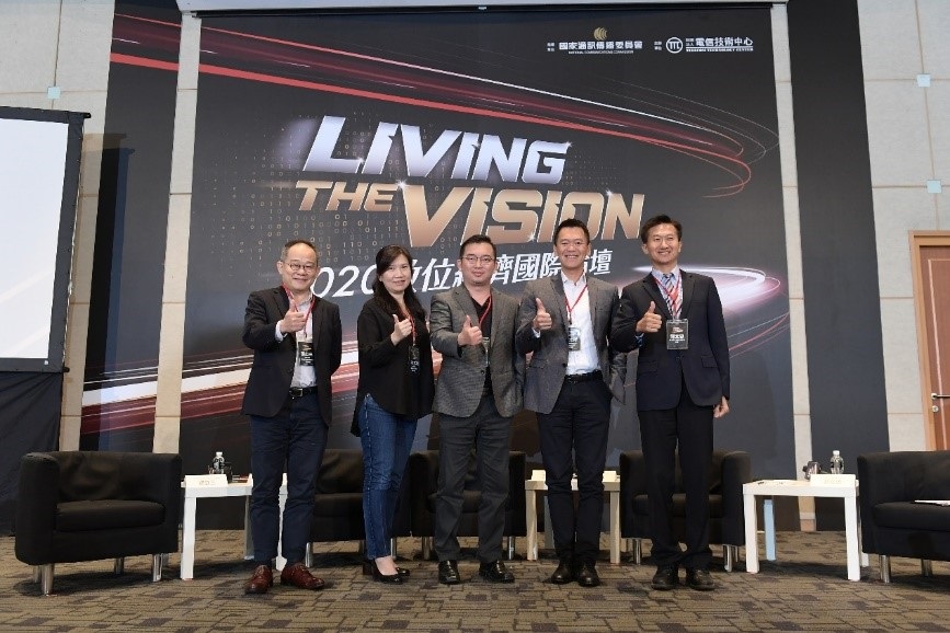 Distinguished guests (left to right): Mr. Li-San Liu from Asia Pacific Telecom; Ms. Daphne Lee from Taiwan Mobile; Mr. Joseph Wang from OSENSE Technology; Mr. Sean Pien from Microsoft Taiwan; Mr. Wen-Chung Guo from National Taipei University