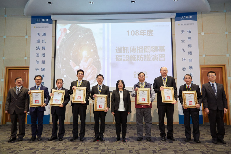 Award Ceremony (from left to right):TTC Technical Superintendent, Luo Jin Xian; Taiwan Mobile Chief Technology Officer, Yu Tai; Phoenix Cable TV General Manager, Zhenlu Lin; TTC TV General Manager, Kui Lin Jiang; Chief Telecom Deputy General Manager, Jing Xiang Yan; NCC Commissioner, Yeali S. Sun; Television Public Television Service Foundation Deputy General Manager, Jiafu Yang; Taiwan Intelligent Fiber optic Network, Cui Xieli Dawei; Chunghwa Telecom Executive Deputy General Manager, Guofeng  Lin; General Communication Association Chief, Chen Chongshu.