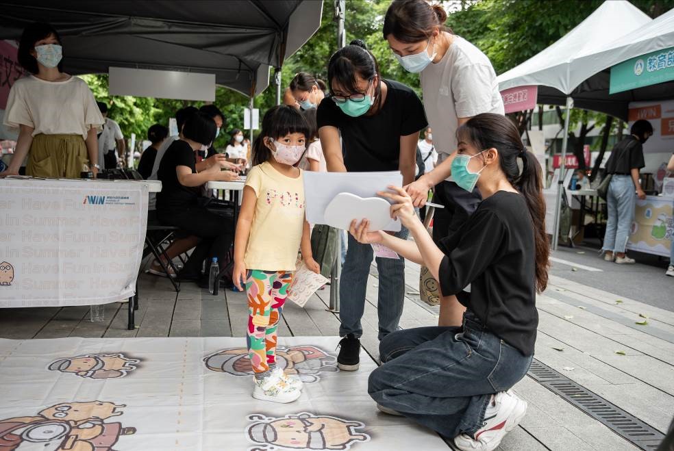 Picture 3: Children and parents participating in game booths at the Taichung Summer Internet Safety Fair 