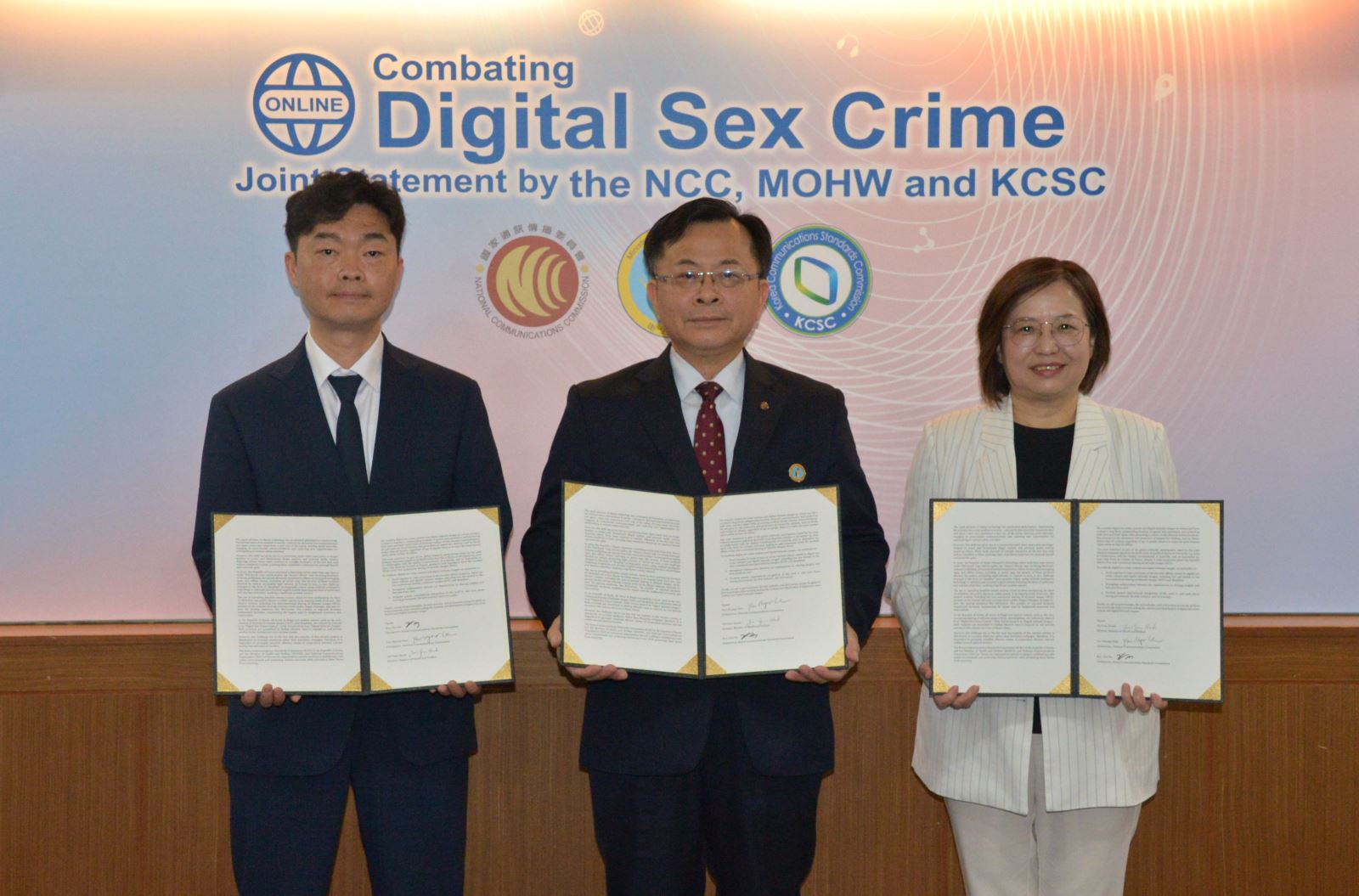 Photo 2: NCC Chairperson Chen Yaw-Shyang (center), MOHW Deputy Minister Lee Li-Feng (right) and KCSC Head of Digital Sex Crime Content Review Bureau Lee Dong-su (left)