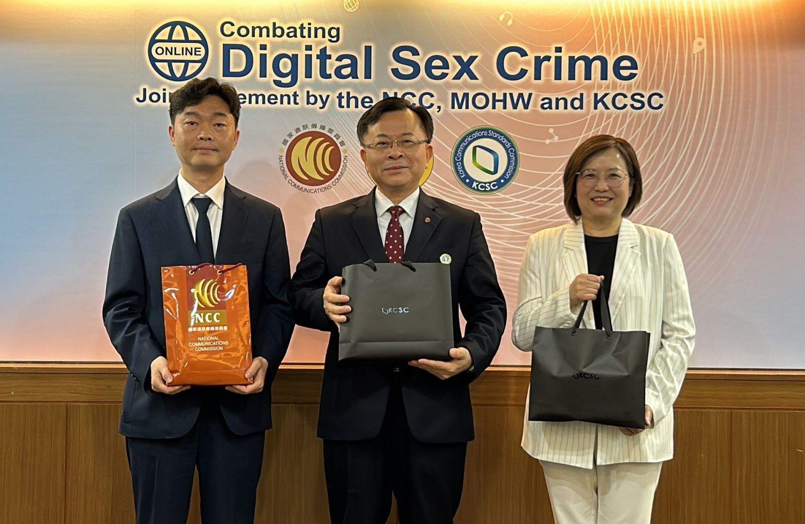 Photo 3: NCC Chairperson Chen Yaw-Shyang (center), MOHW Deputy Minister Lee Li-Feng (right) and KCSC Head of Digital Sex Crime Content Review Bureau Lee Dong-su (left) exchange gifts.