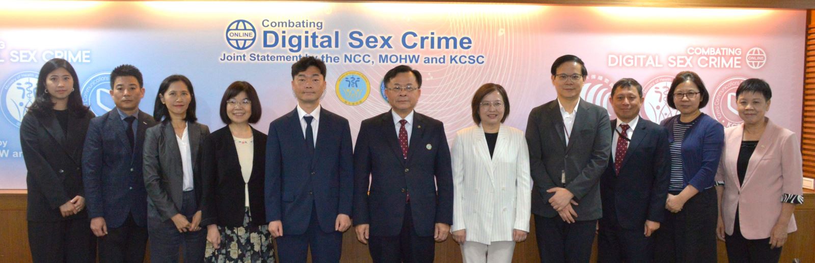 Photo 4: Group photo of NCC Chairperson Chen Yaw-Shyang (center), MOHW Deputy Minister Lee Li-Feng (5th right), KCSC Head of Digital Sex Crime Content Review Bureau Lee Dong-su (5th left), KCSC Manager Park So-young (1st left), KCSC Division Director Seo Kyeong-won (2nd left), NCC Commissioner Wang Yi-Hui (3rd left), Commissioner Lin Lih-Yun (4th left), Commissioner Wang Jiang-Jia (4th right), Secretary General Huang Wen-Che (3rd right), MOHW Director-General Chang Hsiu-Yuan (2nd right), and  MOFA Minister on Home Assignment Yen Chu-lien (1st right).